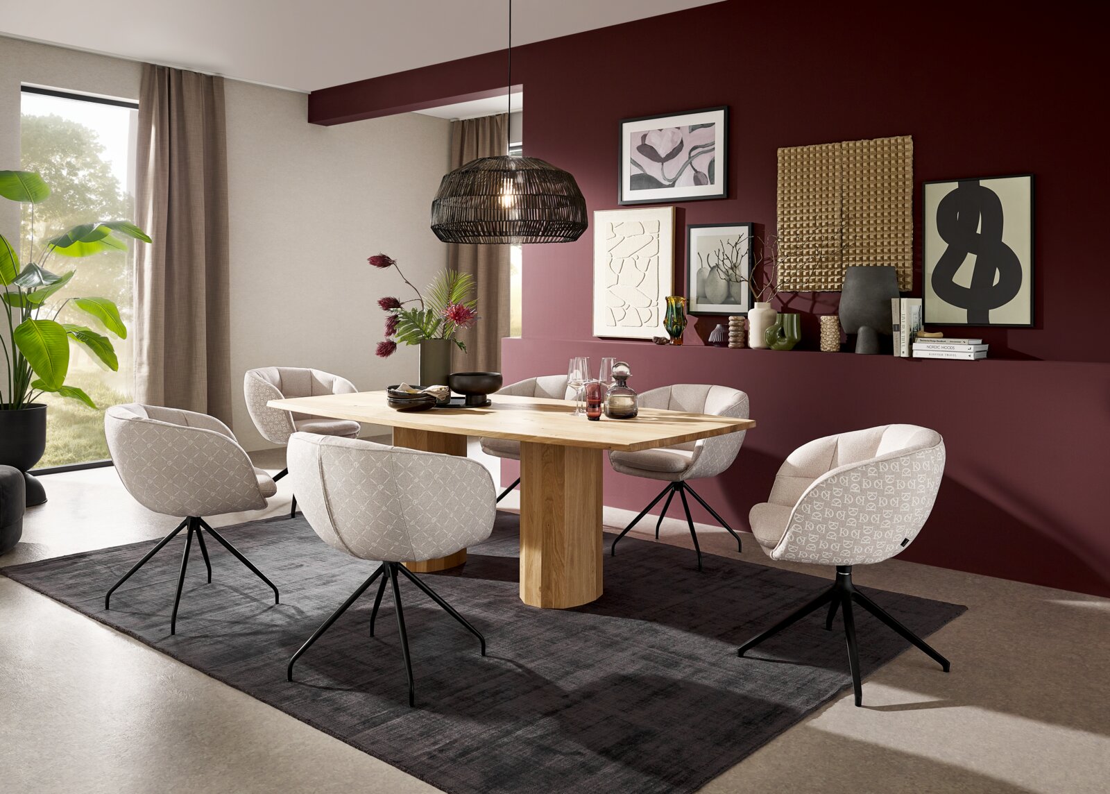 Modernes Esszimmer-Setting mit rechteckigem Holzesstisch und sechs gepolsterten Drehstühlen in Hellgrau auf dunklem Teppich, darüber schwarze Korb-Pendelleuchte; Perspektive: leicht erhöhte Frontansicht schräg von links.