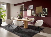 Modernes Esszimmer-Setting mit rechteckigem Holzesstisch und sechs gepolsterten Drehstühlen in Hellgrau auf dunklem Teppich, darüber schwarze Korb-Pendelleuchte; Perspektive: leicht erhöhte Frontansicht schräg von links.