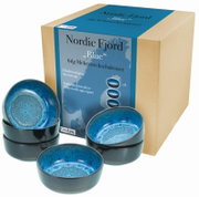 Schräg von vorn oben fotografiertes 6-teiliges Mehrzweck-Schalenset „Nordic Fjord Blue“ aus hochwertigem Steinzeug mit blau glasierter Innenfläche und dunkler Außenfläche, inklusive Verpackungsbox; spülmaschinenfest und mikrowellengeeignet.