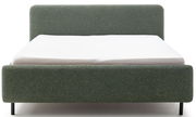 Frontale Ansicht eines Polsterbetts in Grün mit schlichtem Design und schwarzen Beinen.