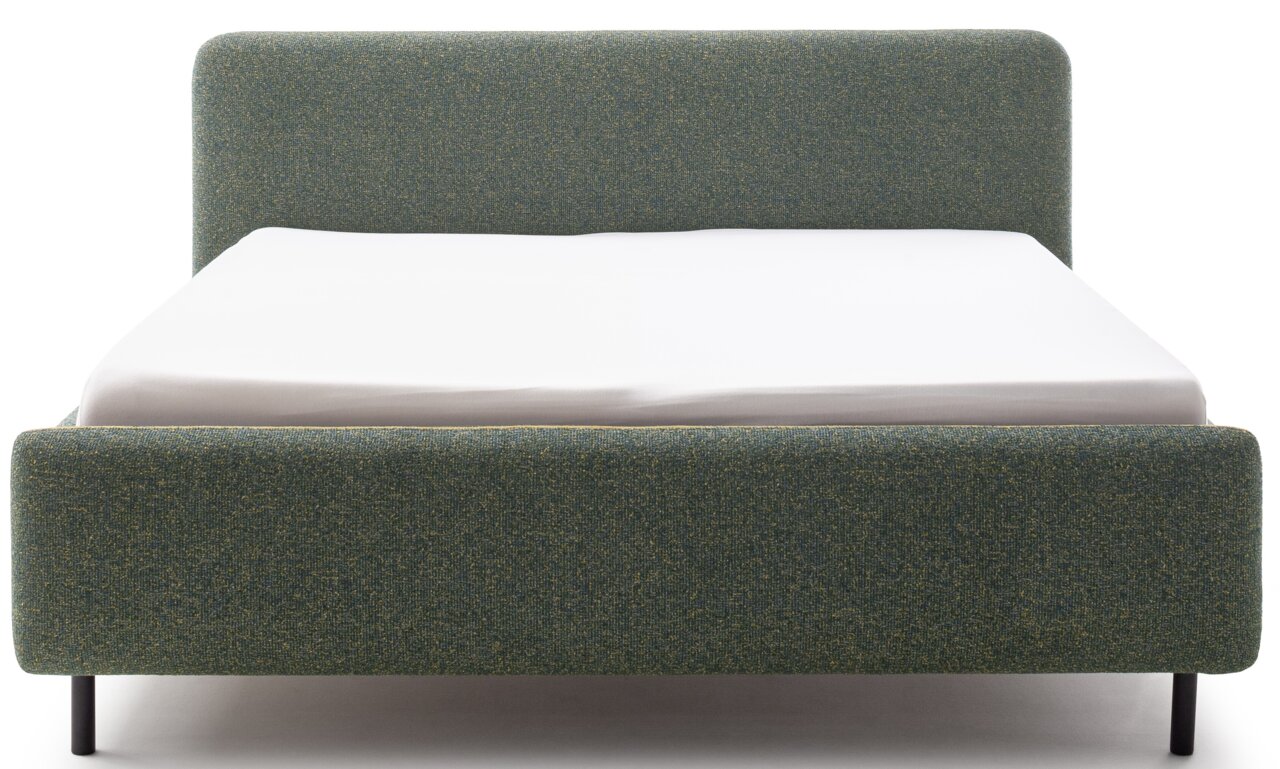 Frontale Ansicht eines Polsterbetts in Grün mit schlichtem Design und schwarzen Beinen.