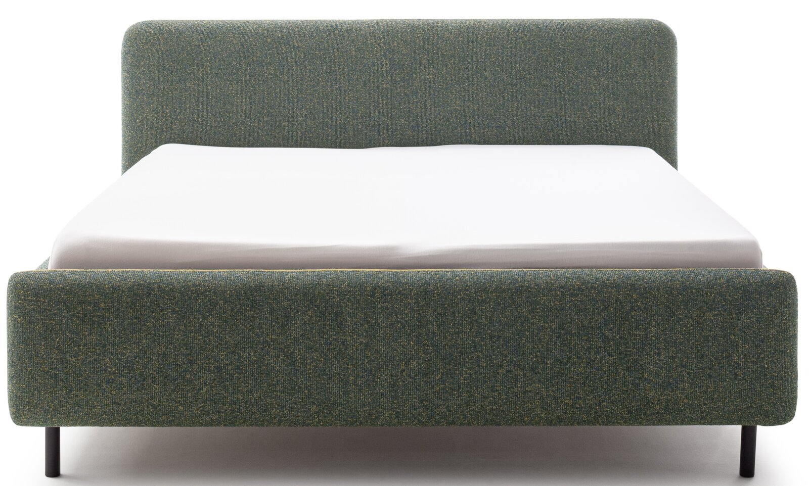 Vooraanzicht van een gestoffeerd bed in groen met een strak ontwerp en zwarte poten.