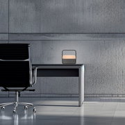 Moderne tafellamp PURE GoPaul van Neuhaus op een bureau, zijaanzicht