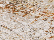 Nahaufnahme eines Designer-Teppichs mit abstraktem Muster in Weiß, Orange und Beige.