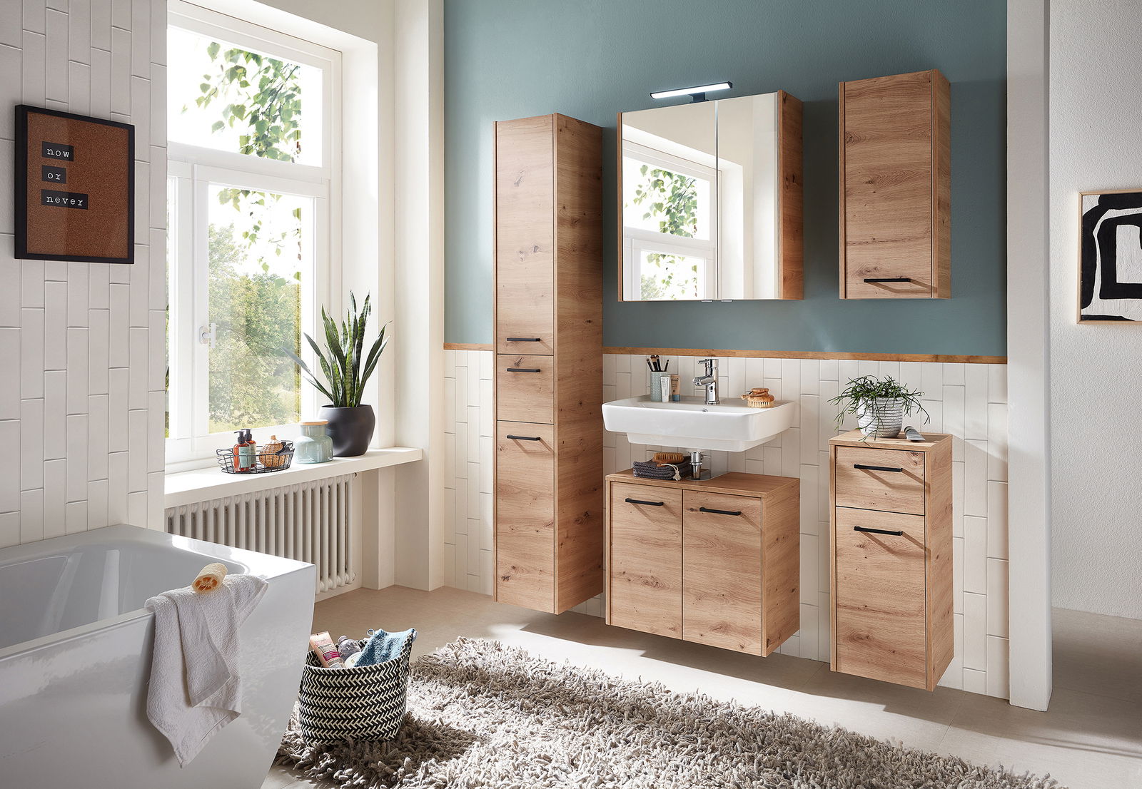 Moderner Badezimmer-Spiegelschrank in Holzoptik, frontal betrachtet, mit integrierter Beleuchtung über einem Waschbecken.