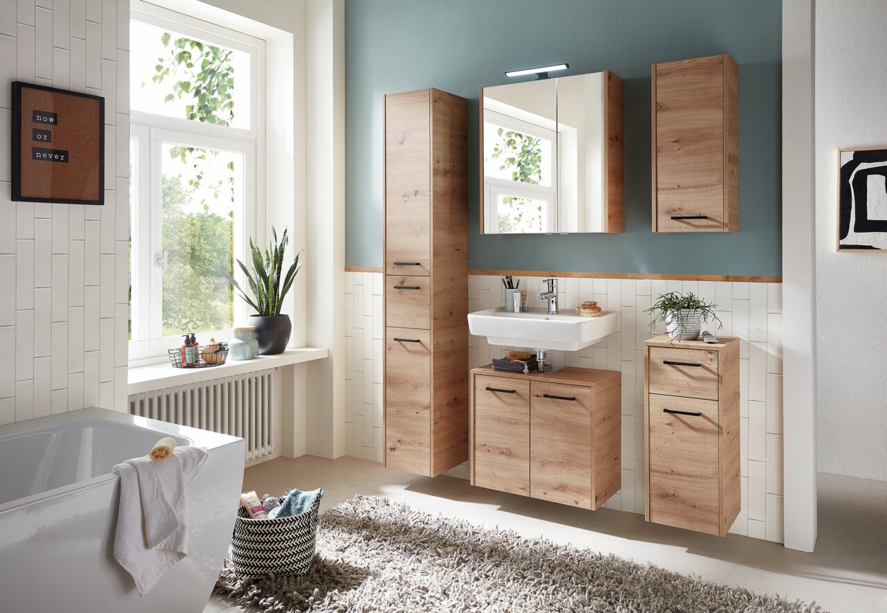 Moderner Badezimmer-Spiegelschrank in Holzoptik, frontal betrachtet, mit integrierter Beleuchtung über einem Waschbecken.