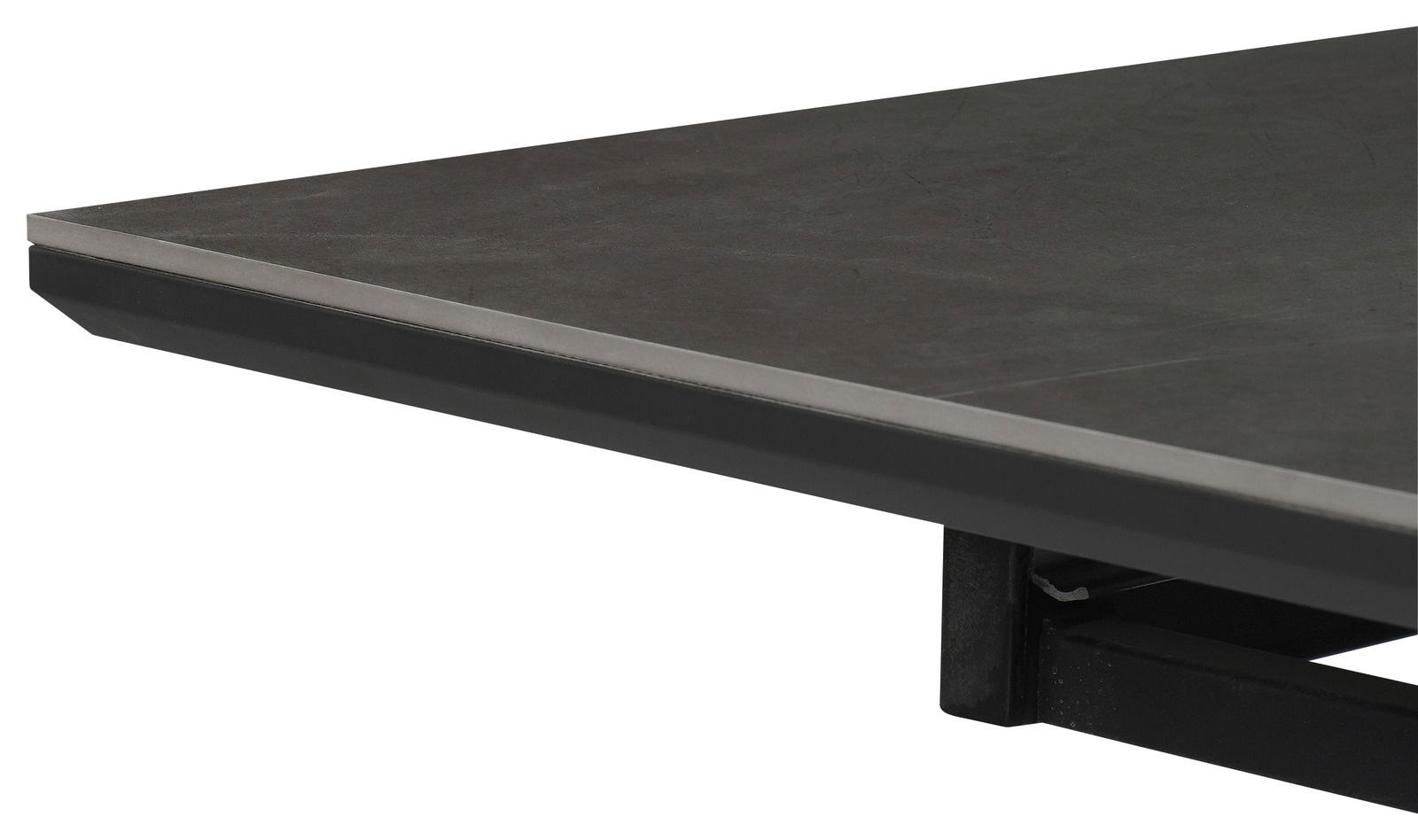 Nahaufnahme einer Tischkante eines Esstisches mit dunkler, glatter Oberfläche und Metallrahmen, seitliche Perspektive.