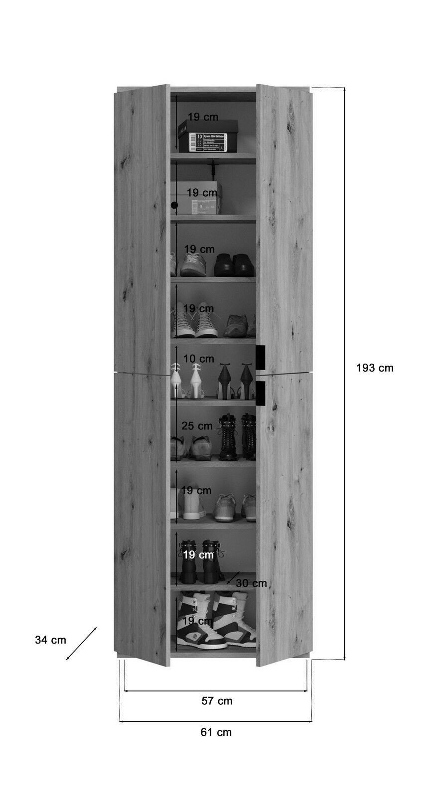 Frontale Ansicht eines hohen, schmalen Garderobenschranks mit mehreren Regalböden, gefüllt mit Schuhen und Boxen, in Holzoptik.