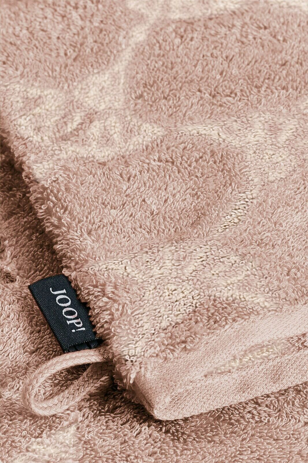 Nahaufnahme eines beigen Waschhandschuhs mit weicher Textur und einem schwarzen Etikett mit der Aufschrift 'JOOP!'