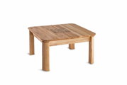 Holz-Couchtisch mit quadratischer Tischplatte und abgerundeten Ecken, aus seitlicher Perspektive fotografiert