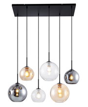 Moderne Hängeleuchte mit fünf kugelförmigen Lampenschirmen in verschiedenen Farben, von unten betrachtet.