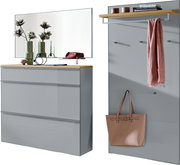 Modernes Flur-Set in Grau mit Holzablage: links Kommode mit Spiegel und Deko, rechts Garderobenpaneel mit Hutablage, Haken, Schal und Handtasche, Ansicht schräg von vorn.
