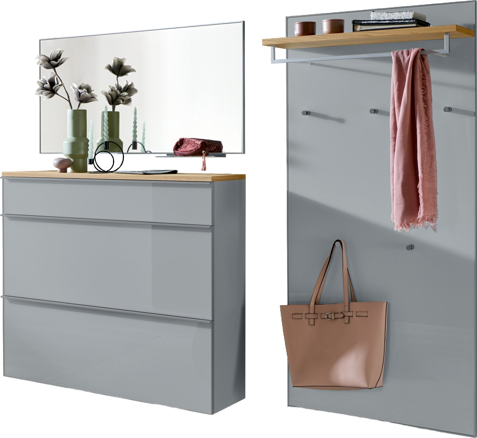 VOSS Garderoben-Set 4-tlg. VORTINA Modernes Flur-Set in Grau mit Holzablage: links Kommode mit Spiegel und Deko, rechts Garderobenpaneel mit Hutablage, Haken, Schal und Handtasche, Ansicht schräg von vorn.