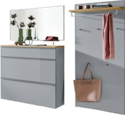 Modernes Flur-Set in Grau mit Holzablage: links Kommode mit Spiegel und Deko, rechts Garderobenpaneel mit Hutablage, Haken, Schal und Handtasche, Ansicht schräg von vorn.