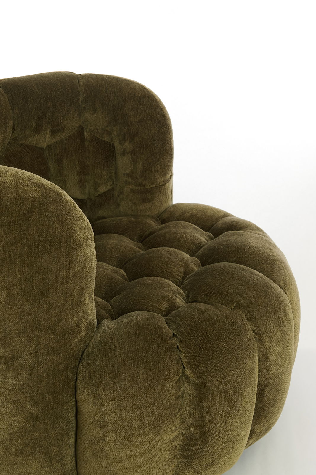 Light&Living Sessel AMARA Nahaufnahme eines grünen Sessels mit weicher, gepolsterter Oberfläche und runder Form, seitliche Perspektive.