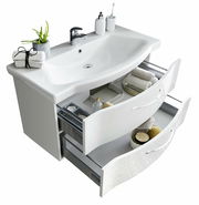 Moderne Badkombination mit Waschbecken und offenen Schubladen, gefüllt mit Handtüchern und Pflegeprodukten, aus der Vogelperspektive.