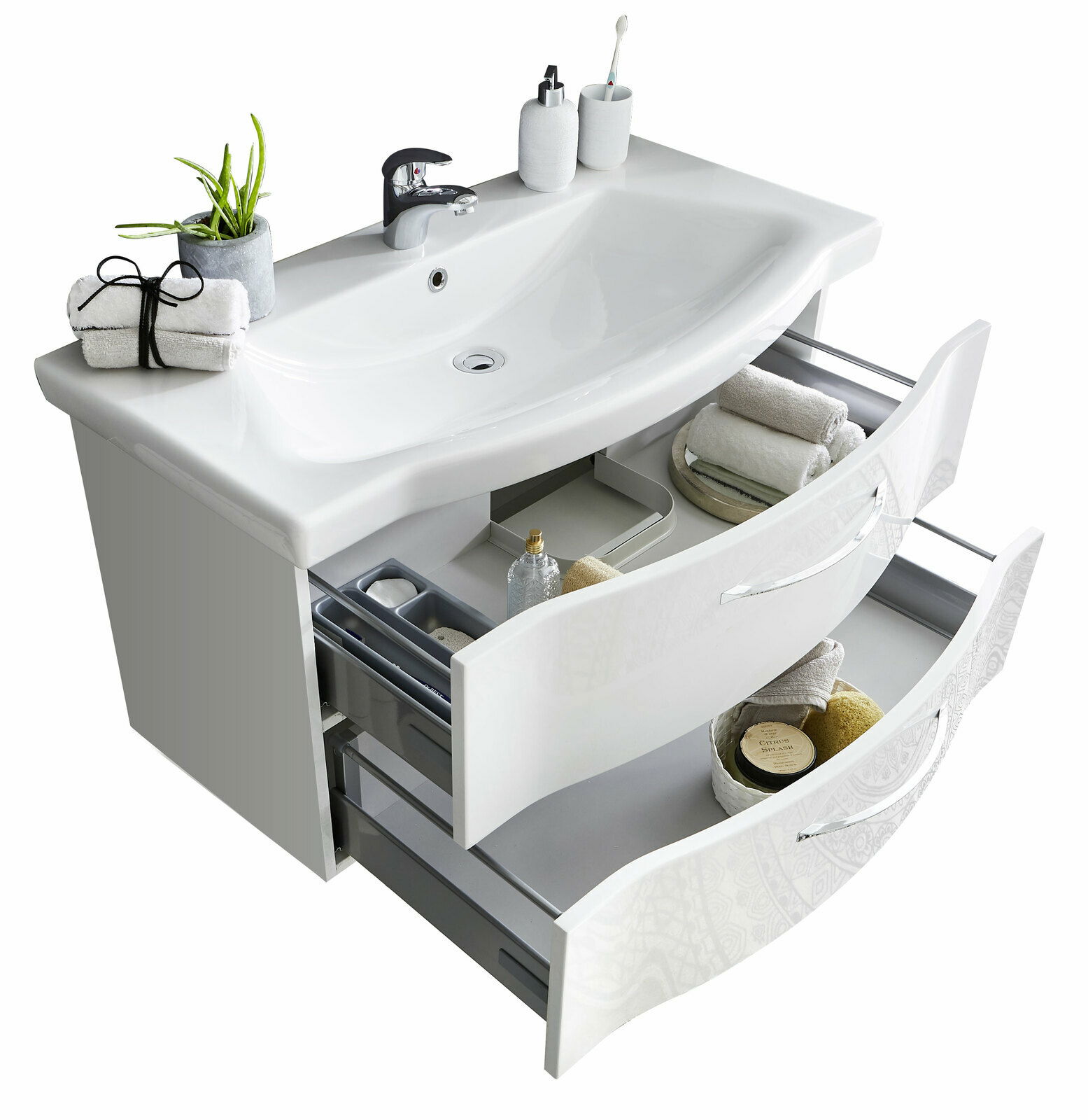 Moderne Badkombination mit Waschbecken und offenen Schubladen, gefüllt mit Handtüchern und Pflegeprodukten, aus der Vogelperspektive.