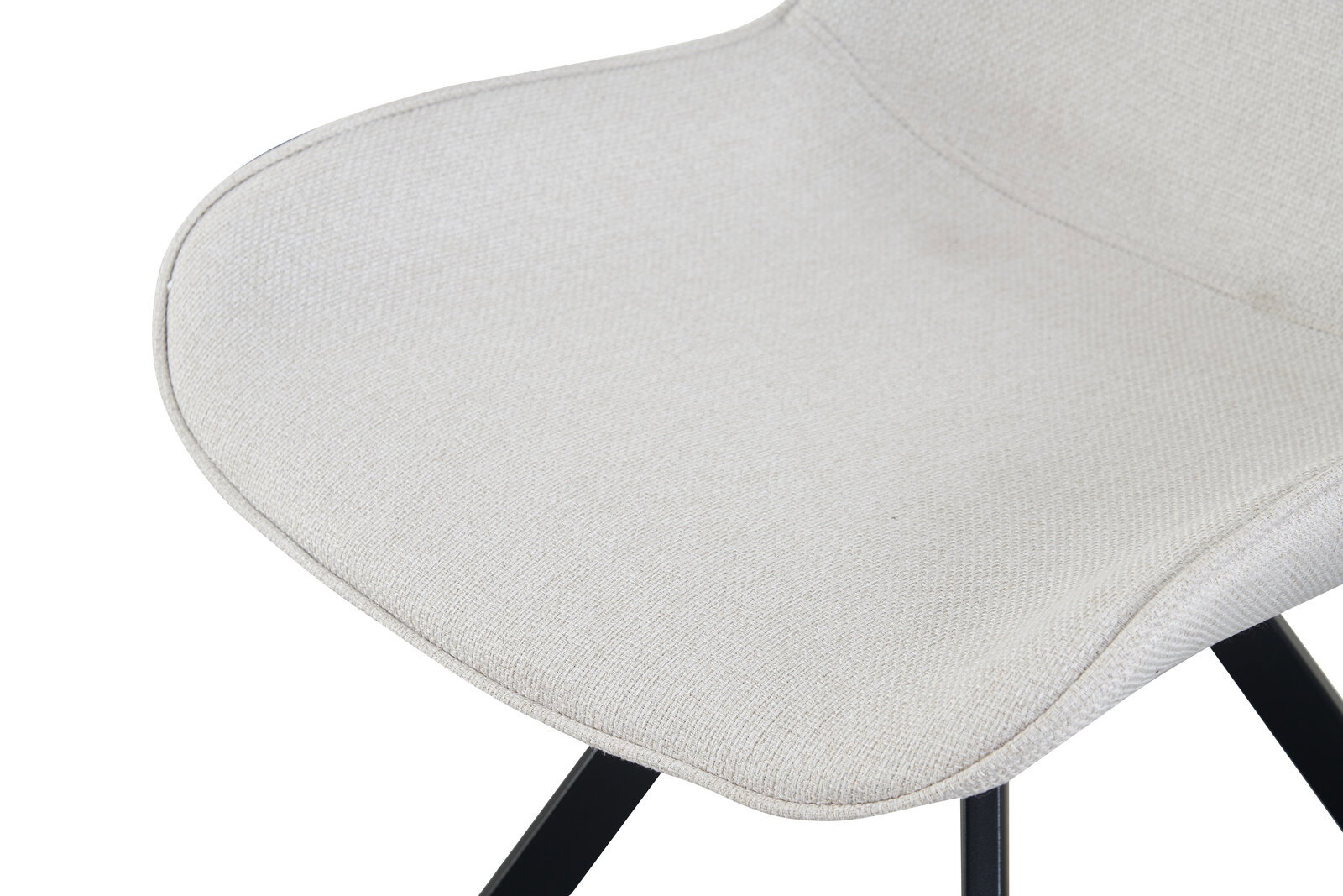 Detailaufnahme der hellgrau-beigen, gepolsterten Stuhlsitzfläche mit Stoffbezug und schwarzem Metallgestell, schräg von oben fotografiert