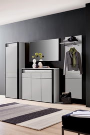 Moderne Garderobeneinrichtung mit Schuhschrank, Kommode und Wandpaneel in einer stilvollen, minimalistischen Perspektive.