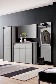 Moderne Garderobeneinrichtung mit Schuhschrank, Kommode und Wandpaneel in einer stilvollen, minimalistischen Perspektive.