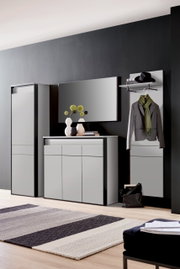 Moderne garderobe-inrichting met schoenenkast, ladekast en wandpaneel in een stijlvolle, minimalistische stijl.