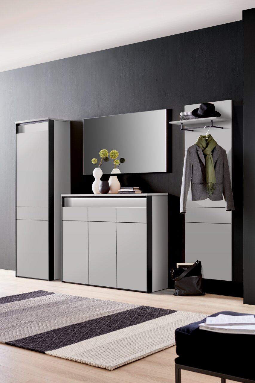 Moderne Garderobeneinrichtung mit Schuhschrank, Kommode und Wandpaneel in einer stilvollen, minimalistischen Perspektive.