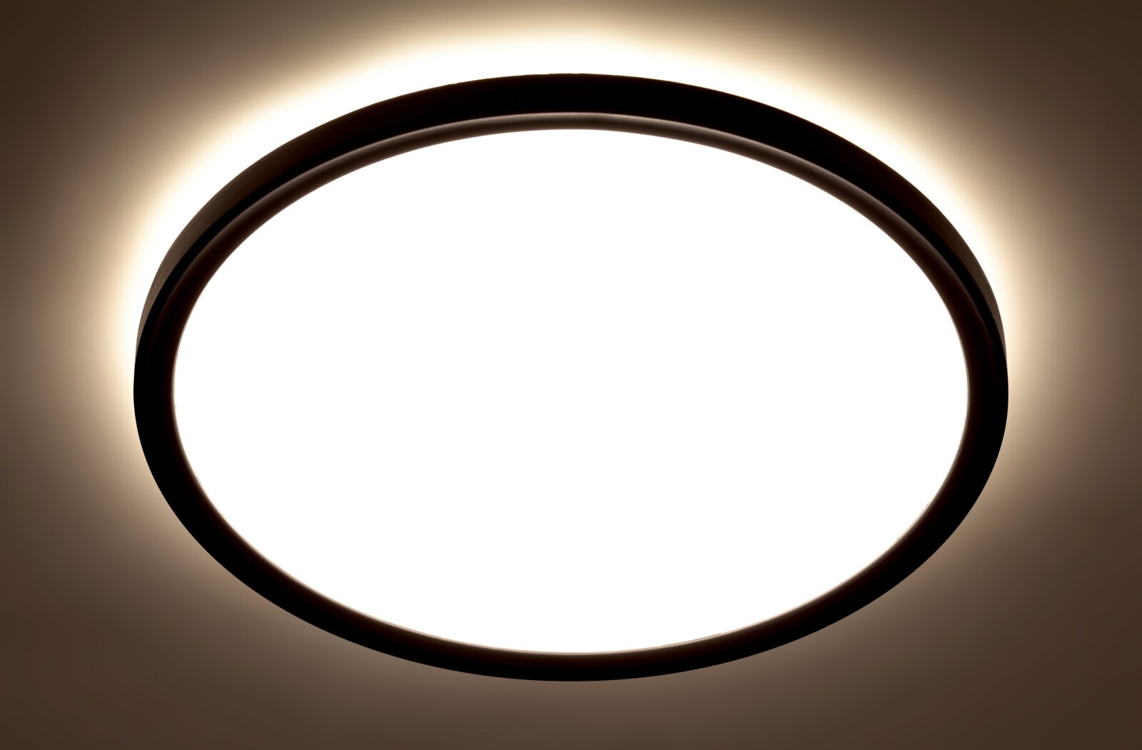 Runde LED-Deckenleuchte mit warmweißem Licht, von unten betrachtet.