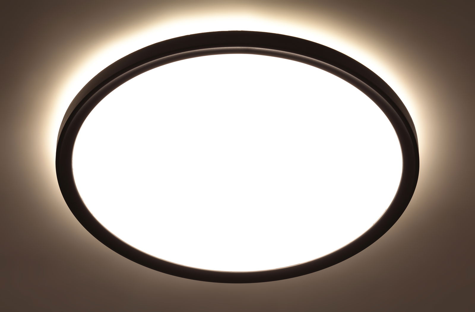 Novel LED-Deckenleuchte Runde LED-Deckenleuchte mit warmweißem Licht, von unten betrachtet.