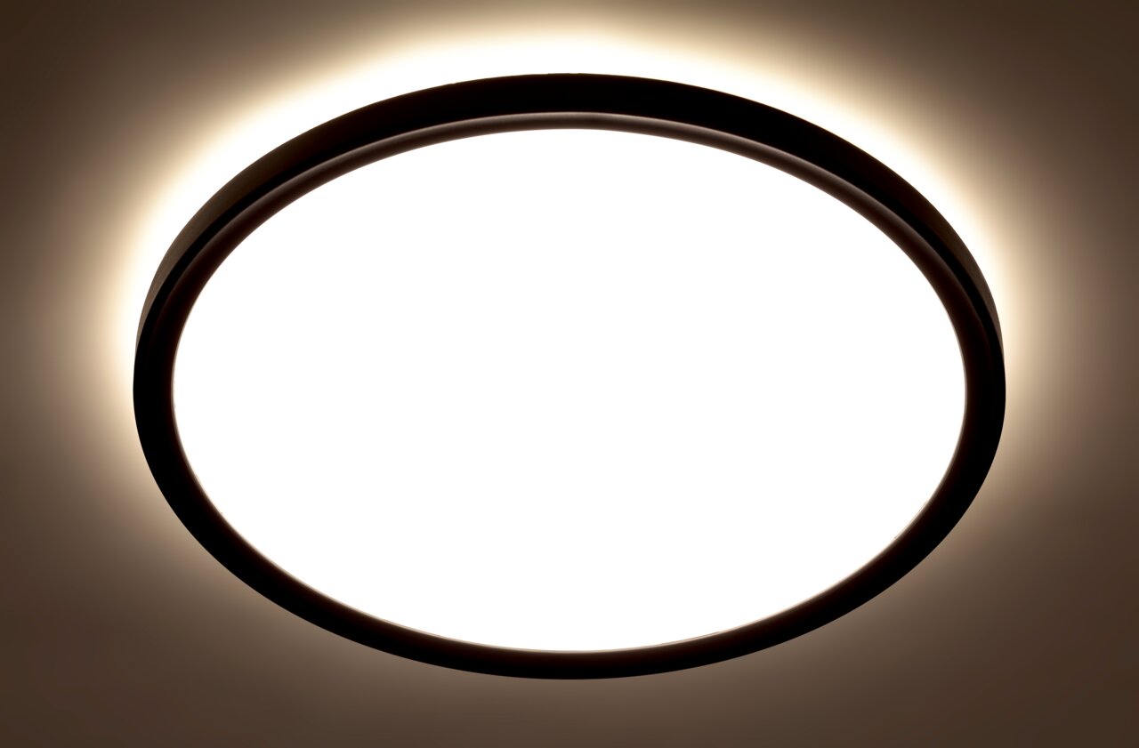 Novel LED-Deckenleuchte Runde LED-Deckenleuchte mit warmweißem Licht, von unten betrachtet.