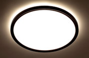 Runde LED-Deckenleuchte mit warmweißem Licht, von unten betrachtet.