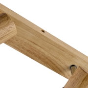 Nahaufnahme eines Holzstrahlers mit sichtbarer Schraube und natürlicher Holzmaserung, seitliche Perspektive