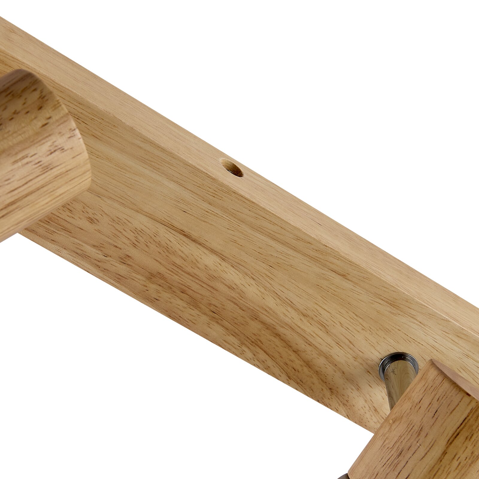 Nahaufnahme eines Holzstrahlers mit sichtbarer Schraube und natürlicher Holzmaserung, seitliche Perspektive