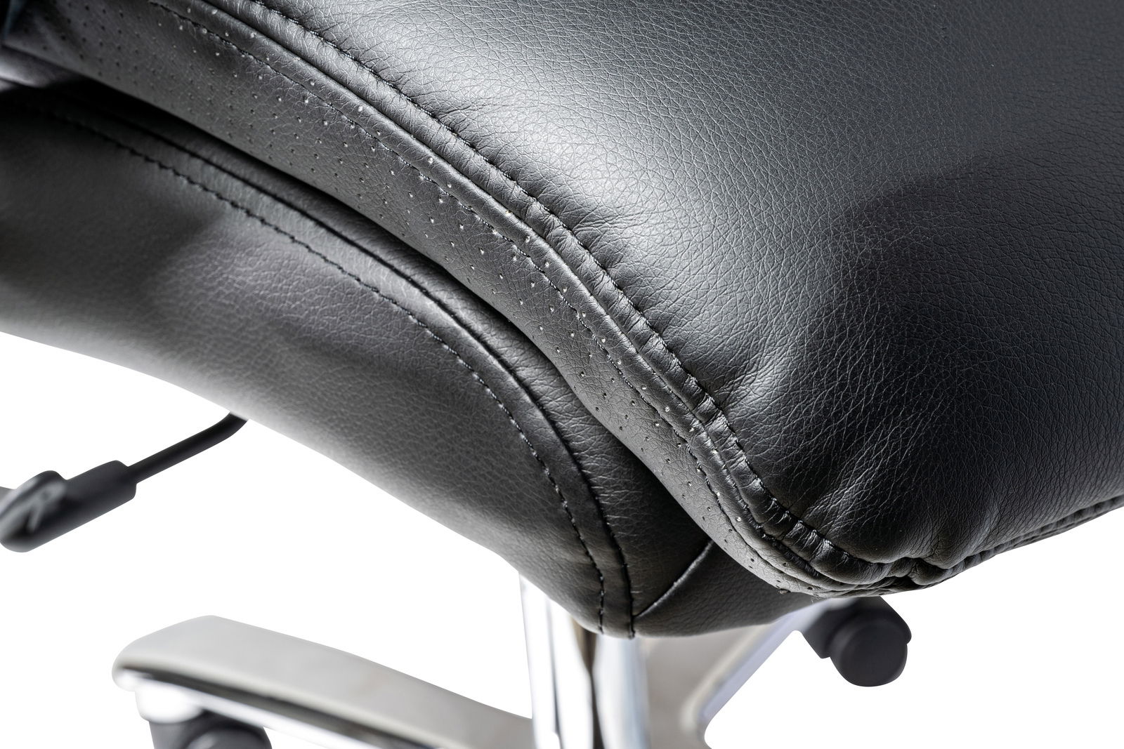 Nahaufnahme eines schwarzen Ledersessels mit verchromtem Gestell, seitliche Perspektive