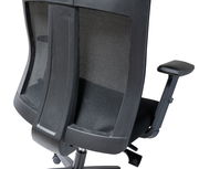 Rückansicht eines schwarzen Drehstuhls mit Netzrückenlehne und verstellbarer Armlehne.