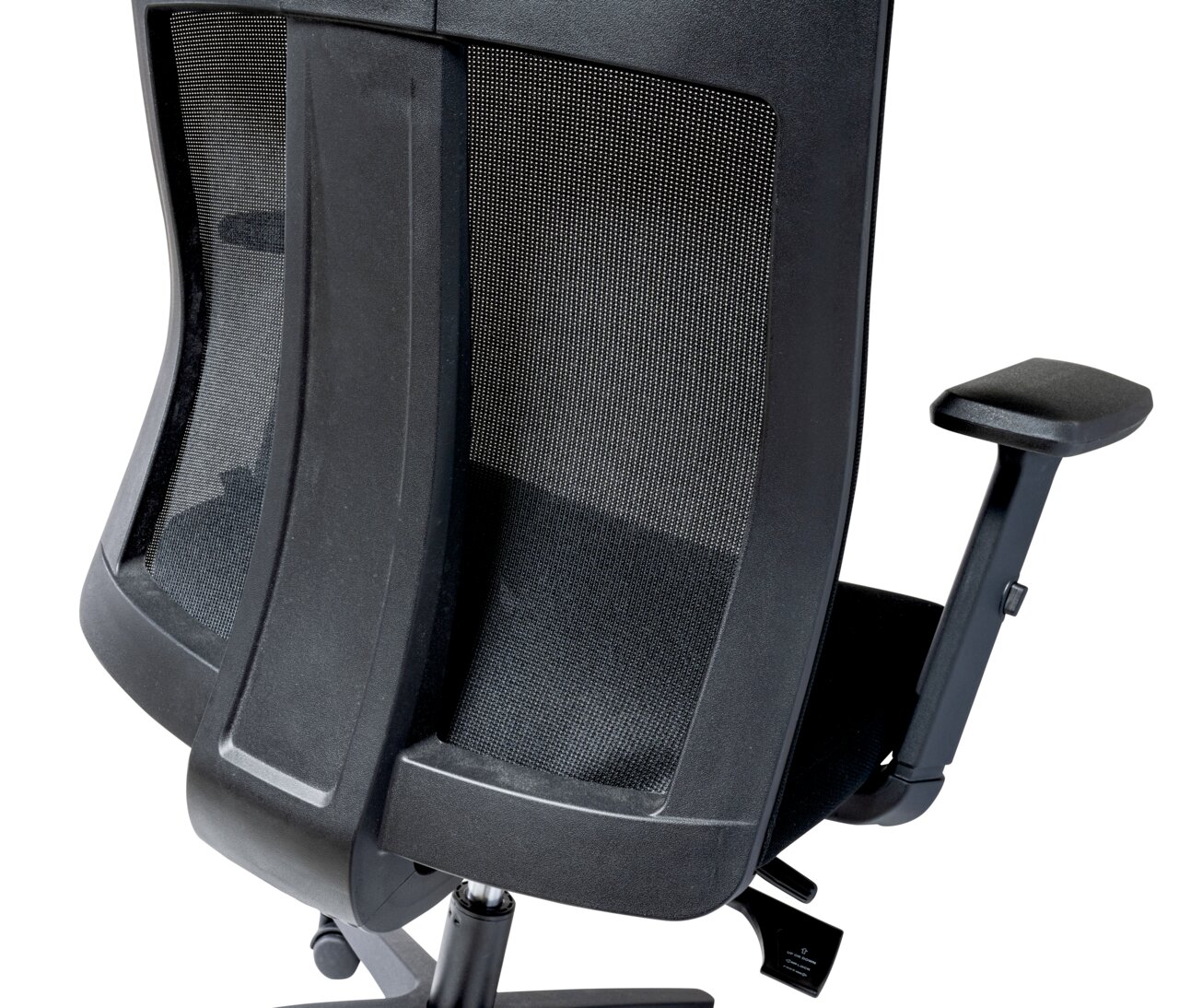 Rückansicht eines schwarzen Drehstuhls mit Netzrückenlehne und verstellbarer Armlehne.
