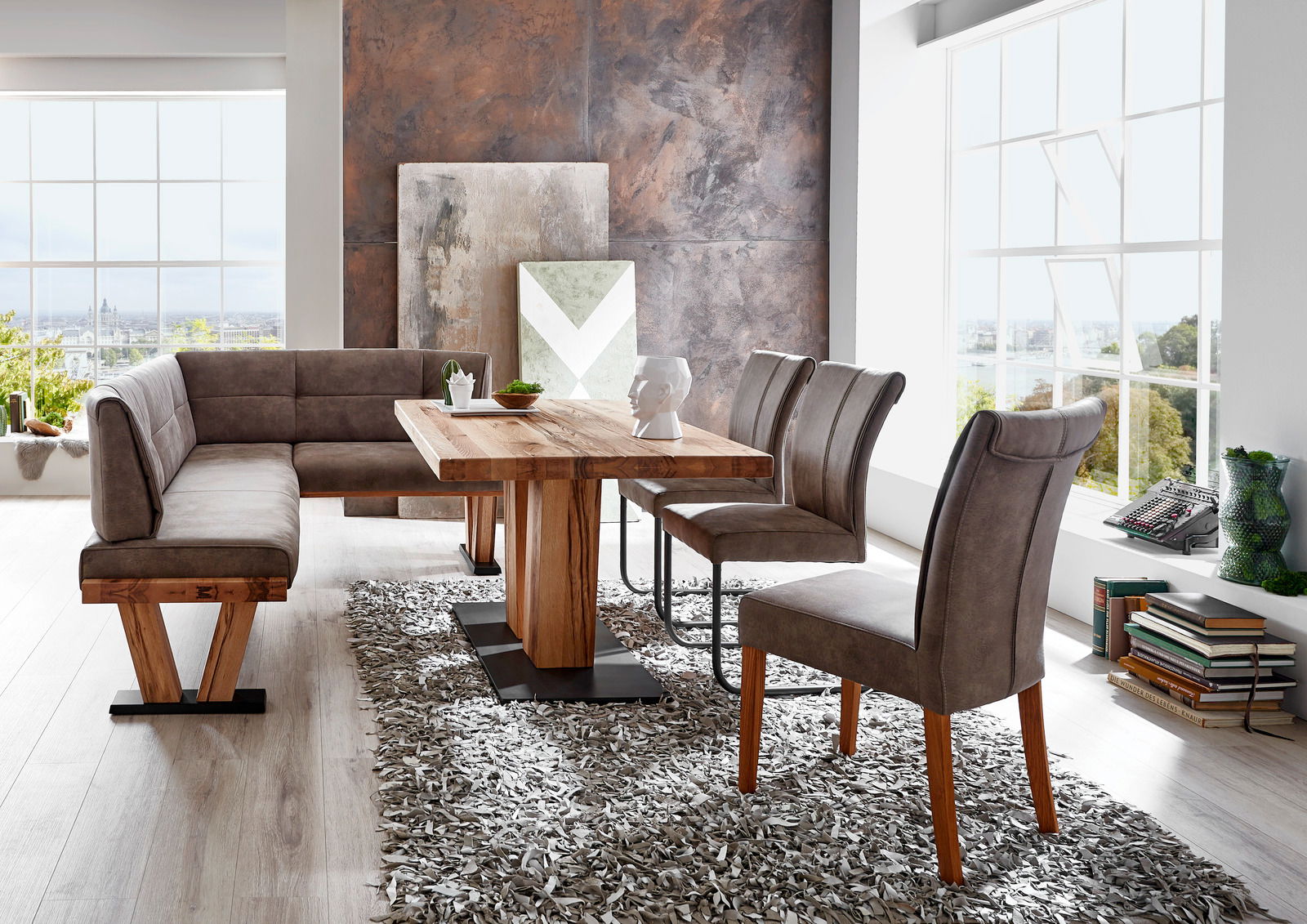 Moderner Esstisch aus Holz mit passender Eckbank und Stühlen in einem hellen Raum, seitliche Perspektive.