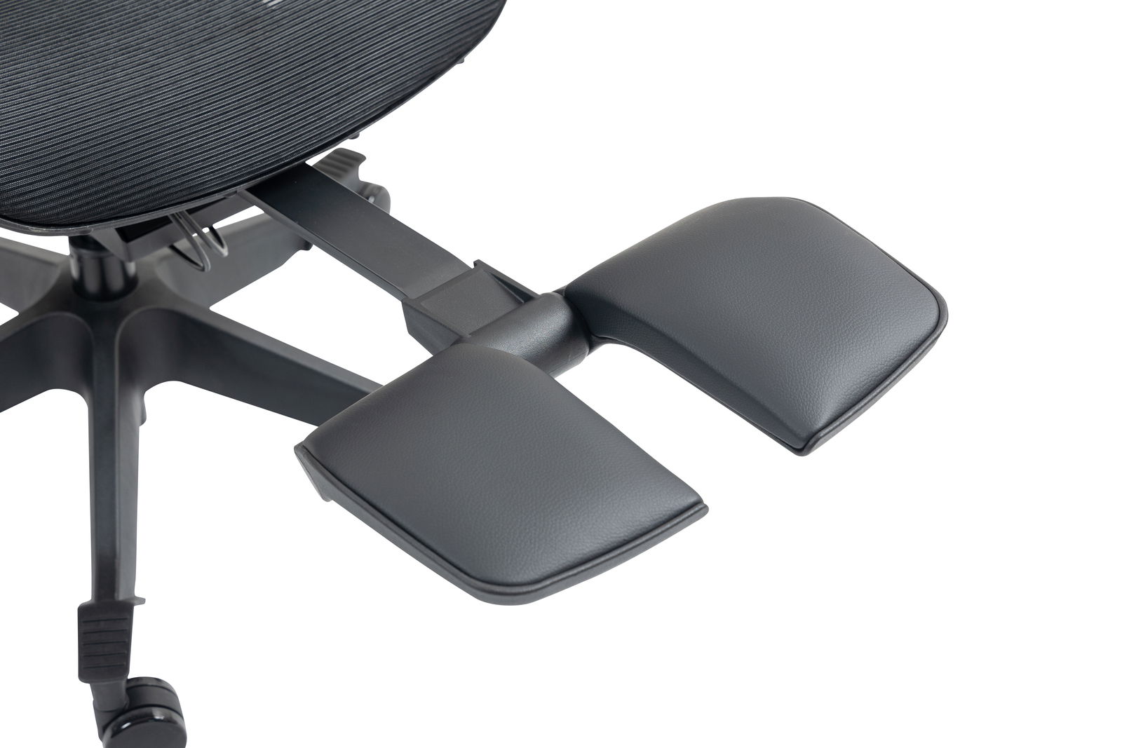 Nahaufnahme eines schwarzen Drehstuhls mit ausziehbarer Fußstütze, seitliche Perspektive