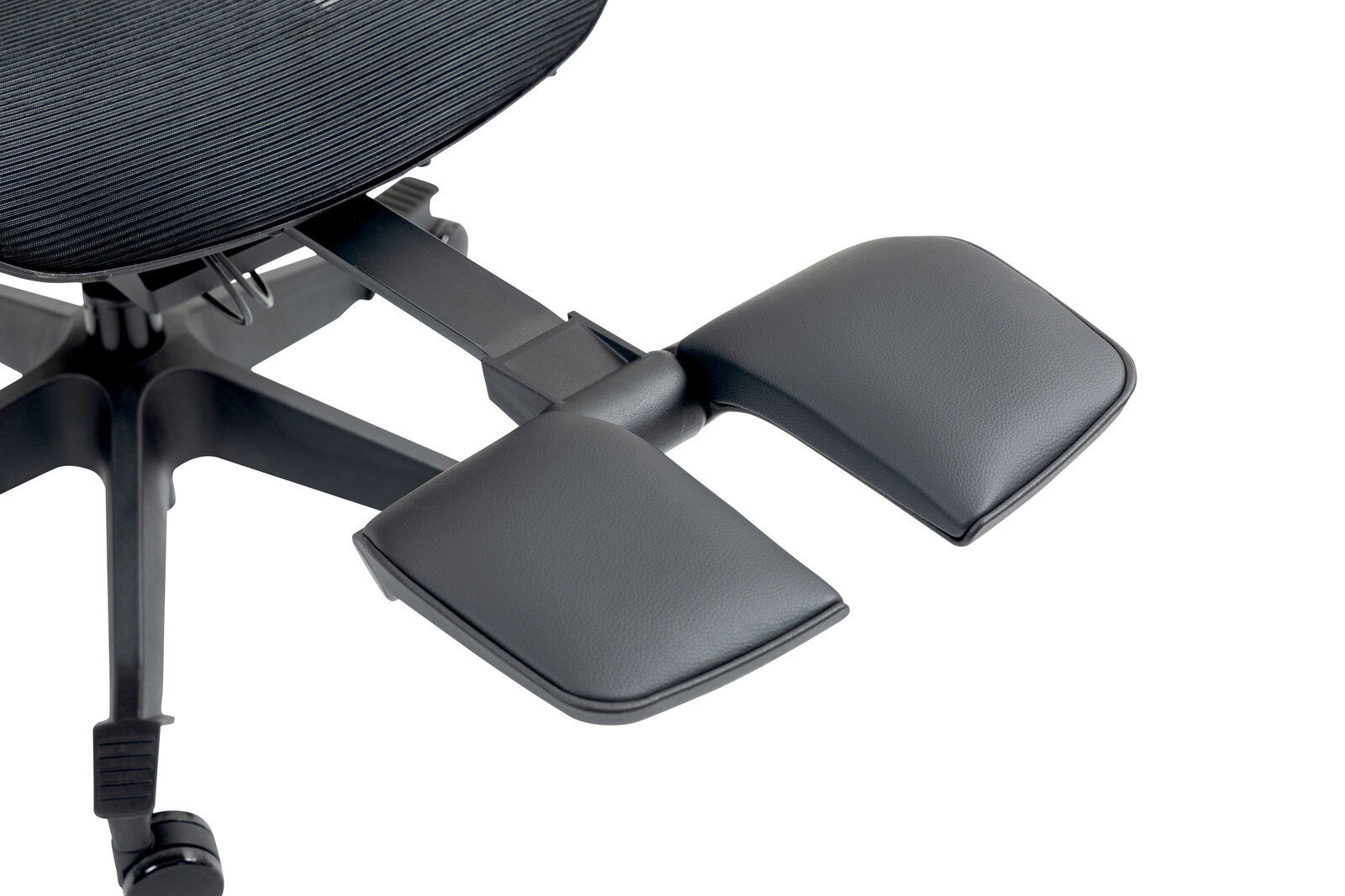 Nahaufnahme eines schwarzen Drehstuhls mit ausziehbarer Fußstütze, seitliche Perspektive