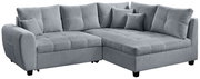 Graues Ecksofa mit weichem Stoffbezug, mehreren Kissen und einer linken Armlehne, Perspektive von vorne rechts.