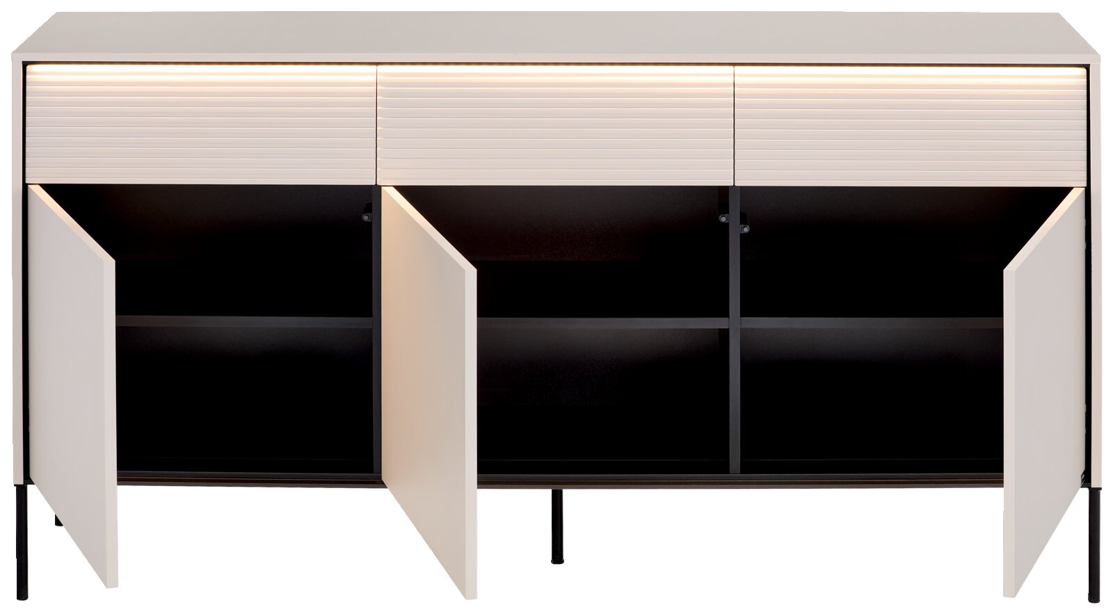 Modernes Sideboard in Weiß mit geriffelter Front und schwarzen Metallbeinen, drei Türen geöffnet und dunkler Innenraum sichtbar, Frontalansicht.