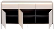 Modernes Sideboard in Weiß mit geriffelter Front und schwarzen Metallbeinen, drei Türen geöffnet und dunkler Innenraum sichtbar, Frontalansicht.