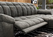 Graues, gepolstertes Longchair-Sofa mit verstellbarer Fußstütze, seitliche Perspektive