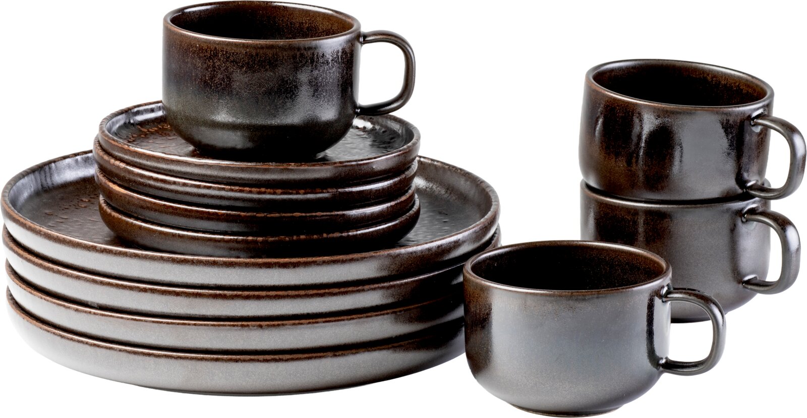 Rustikales Keramik-Geschirrset in dunkler braun-grauer Glasur mit Tellern, Untertassen und Kaffeetassen, schräg von vorn in Studioansicht fotografiert
