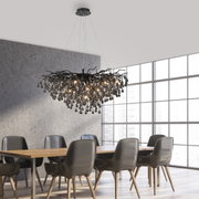 Moderne kroonluchter ICICLE in een elegante eetkamer, van onderaf gezien, met een ontwerp van vertakte structuren en hangende glazen druppels.
