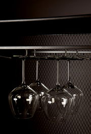 Nahaufnahme eines Weinregals mit hängenden Weingläsern, seitliche Perspektive.