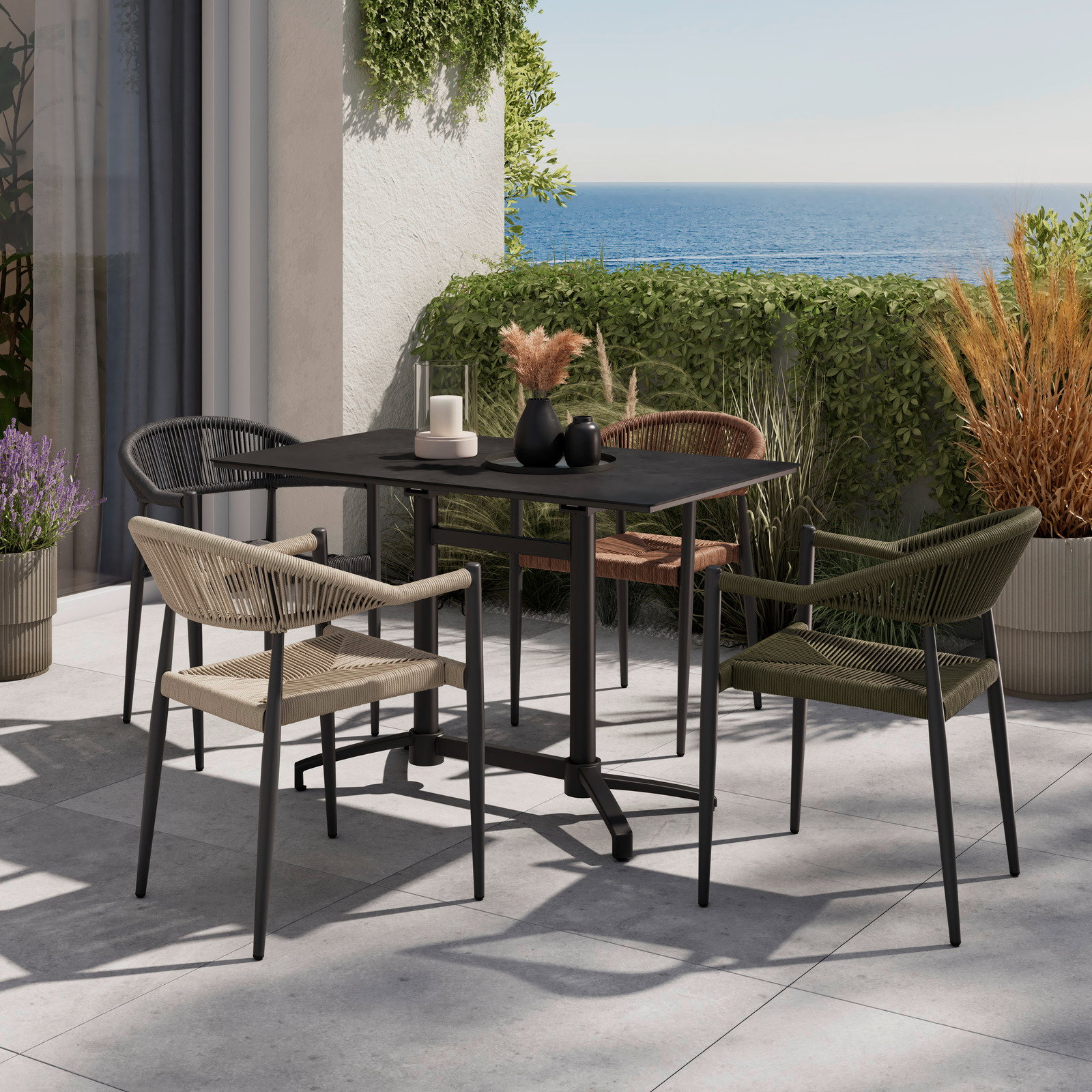 Amatio Stapelsessel TAMARA Vier Stapelsessel um einen schwarzen Tisch auf einer Terrasse mit Meerblick, seitliche Perspektive