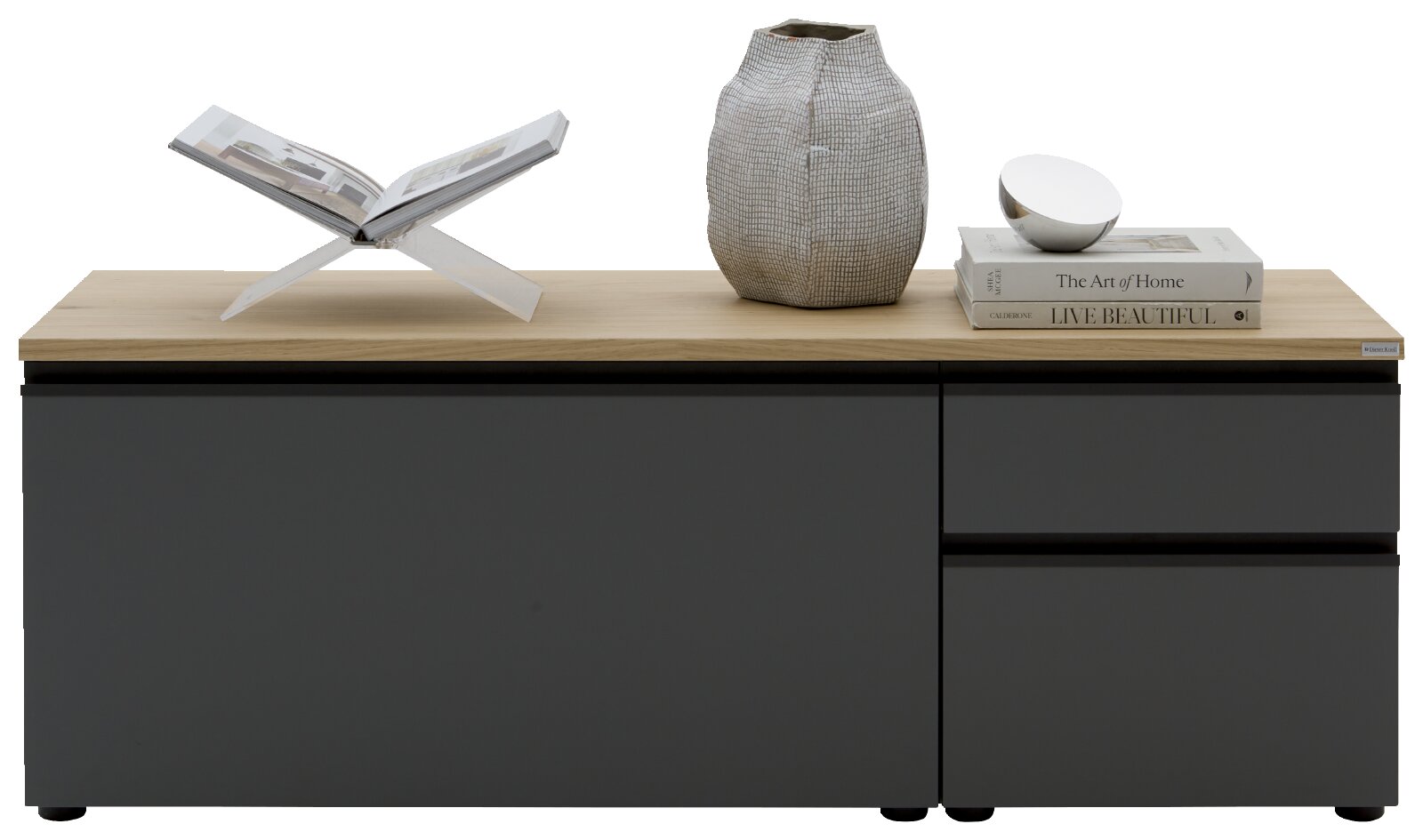 Modernes Sideboard in Anthrazit mit heller Holzplatte, Frontansicht; oben dekoriert mit aufgeschlagenem Buch auf Ständer, Vase und Bücherstapel mit silberner Schale.