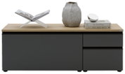 Modernes Sideboard in Anthrazit mit heller Holzplatte, Frontansicht; oben dekoriert mit aufgeschlagenem Buch auf Ständer, Vase und Bücherstapel mit silberner Schale.
