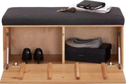 Garderobenbank mit gepolsterter Sitzfläche in dunklem Stoff, darunter Stauraum mit Schuhen und einer Schuhschachtel, aus hellem Holz, Perspektive von vorne.