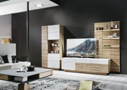 Modernes Wohnzimmerset aus Holzoptik und weißen Fronten mit TV-Lowboard, Vitrine und Regalwand, frontal in einem stilvollen Wohnzimmer inszeniert.